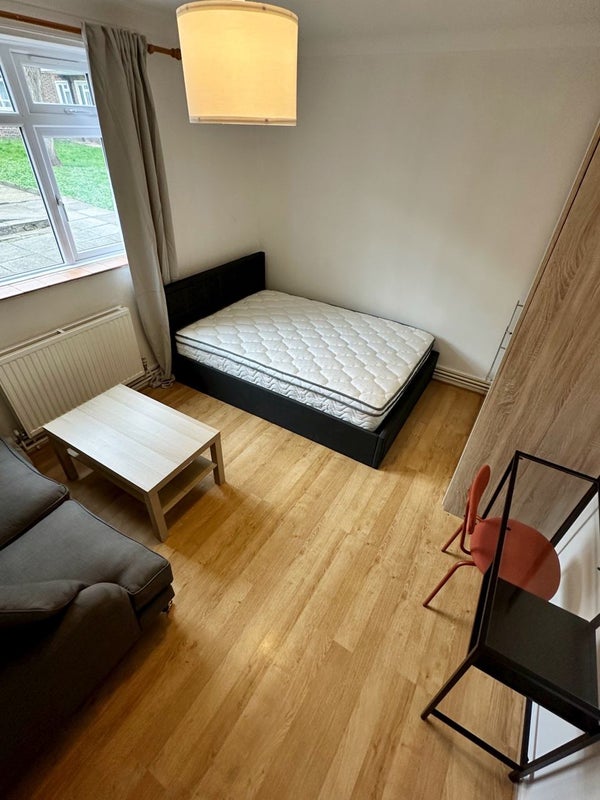 Photo 1: ROOM4