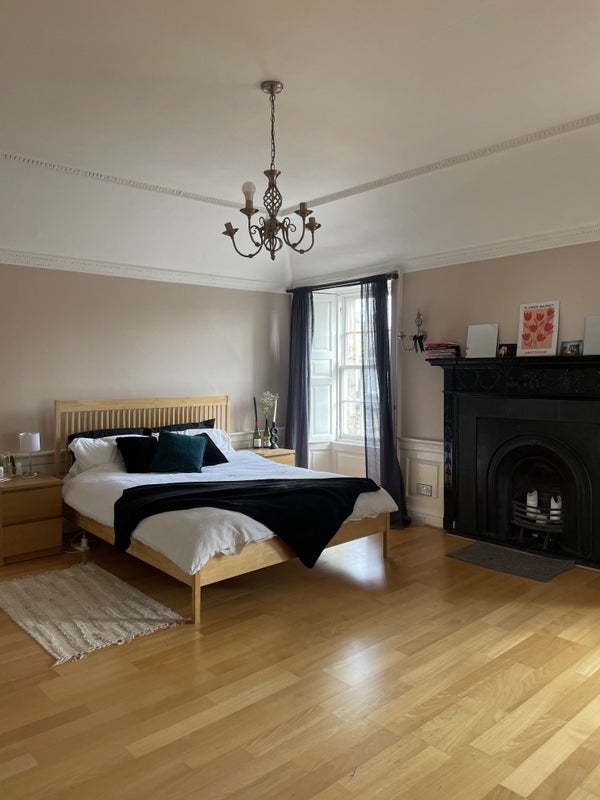 'Large Double Room in Centre of Edinburgh ' Room to Rent from SpareRoom