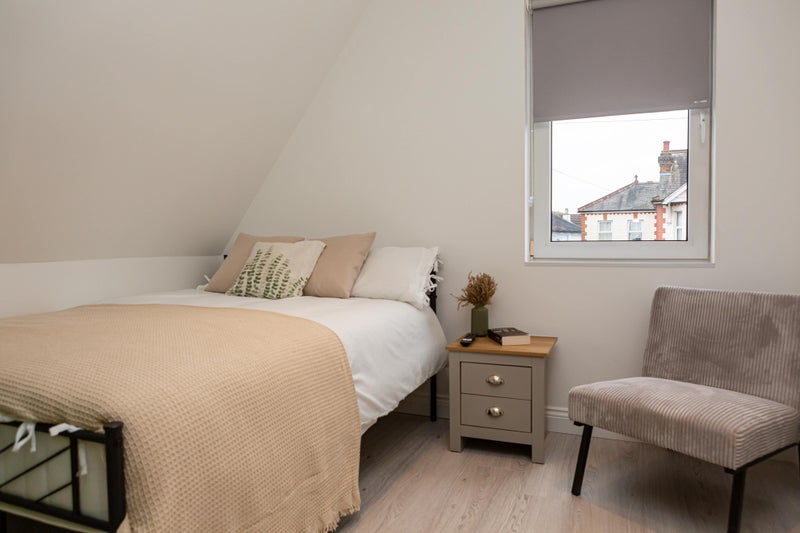 Photo 9: Room 5