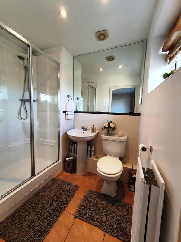 Photo 1: Room 1 (double en suite) - private large en suite bathroom