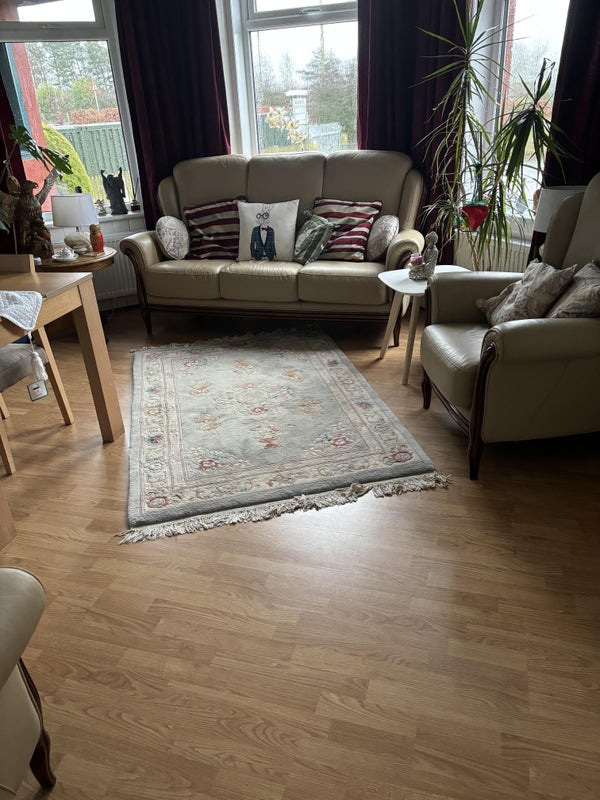 Photo 1: Lounge 
