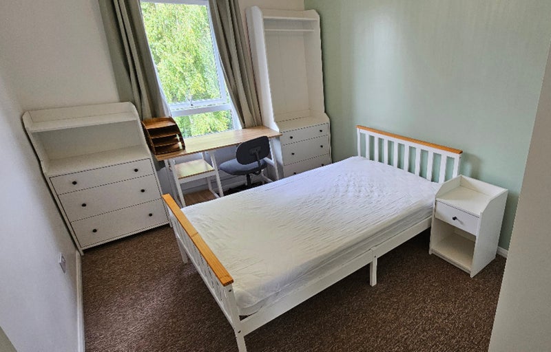 Photo 1: Room 3 available October