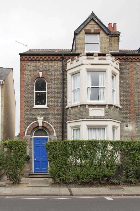 Photo 1: Exterior