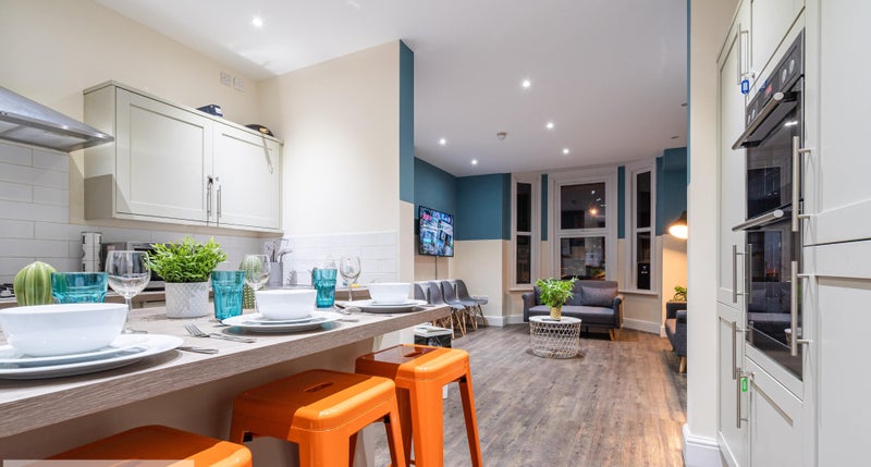 Photo 1: kitchen / living 