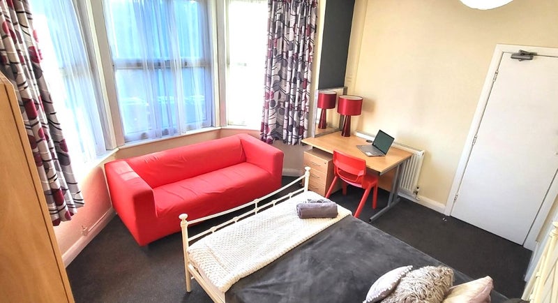 Photo 1: Room 2, 71 Barras Lane.