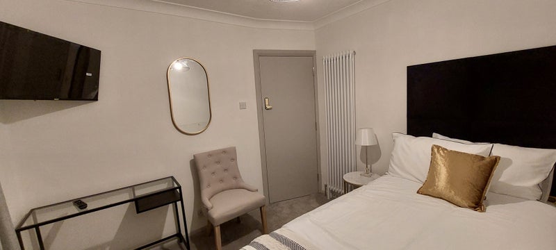 Photo 1: Bedroom