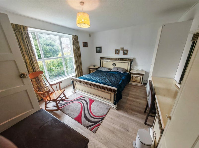 Photo 1: Room 4