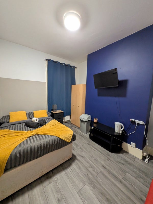 Photo 10: Double Room
