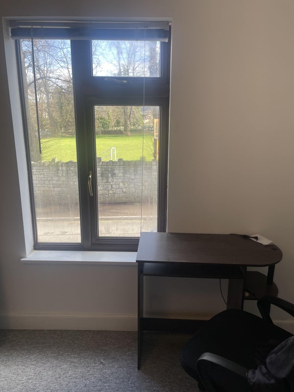 Photo 1: Room (desk)