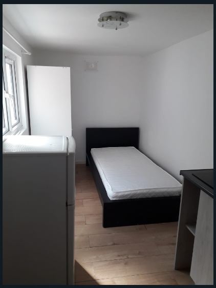 Photo 1: Single Ensuite