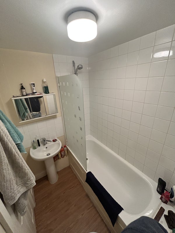 Photo 3: Bathroom