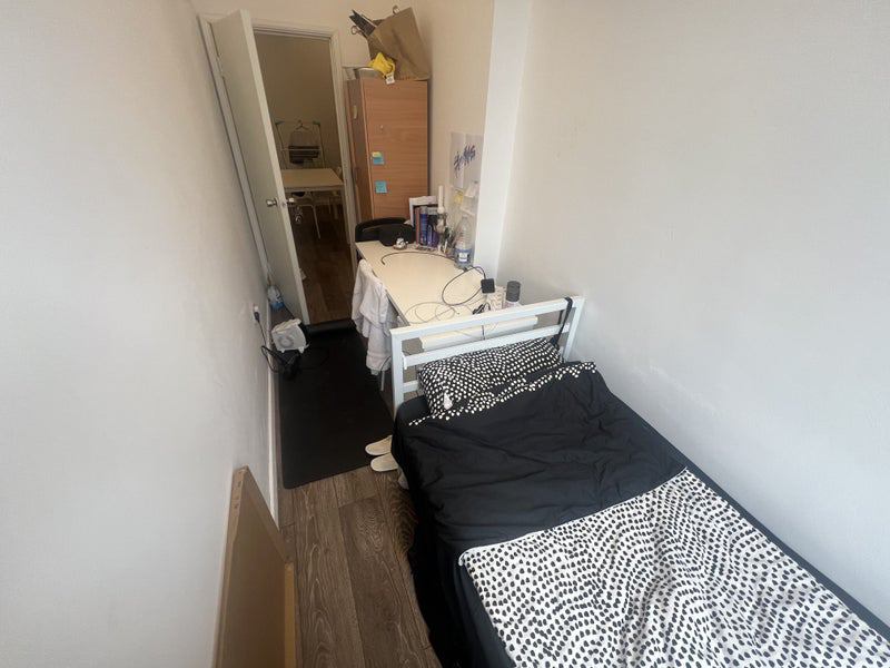 Photo 3: Room 1