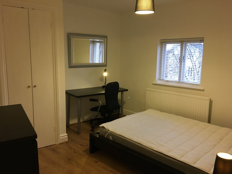 Photo 1: En-suite double