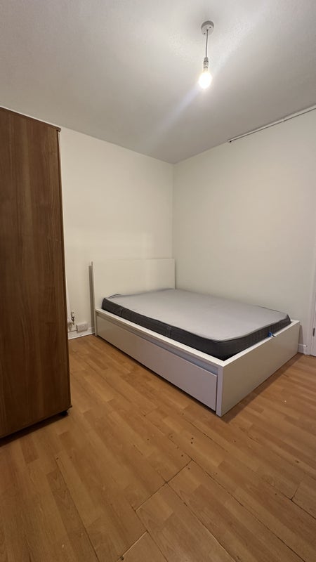 Photo 1: Double bedroom