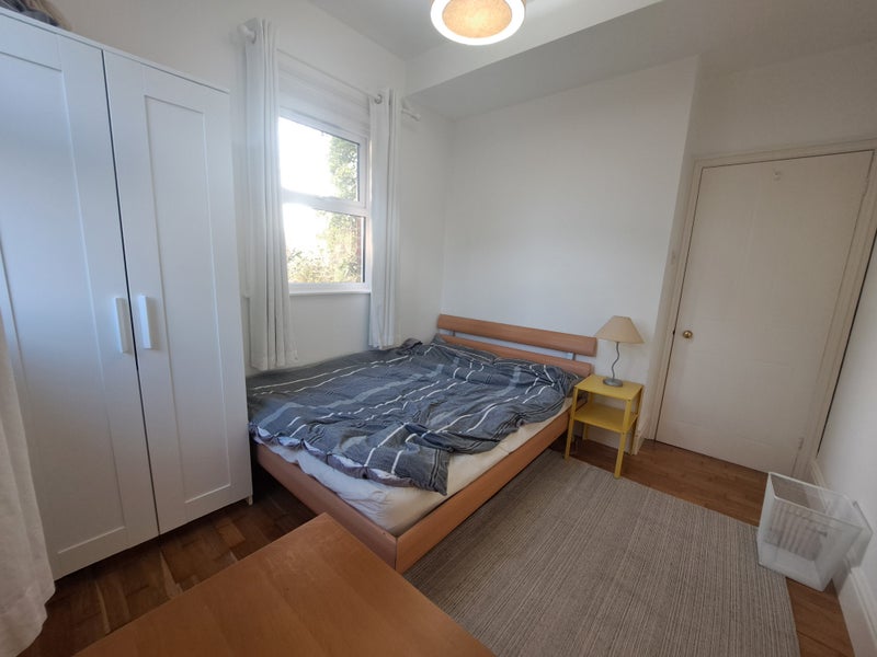 Photo 1: The room gets really nice light in the morning