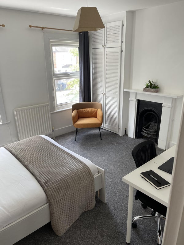 Photo 1: Large Double £950 PCM excl. bills