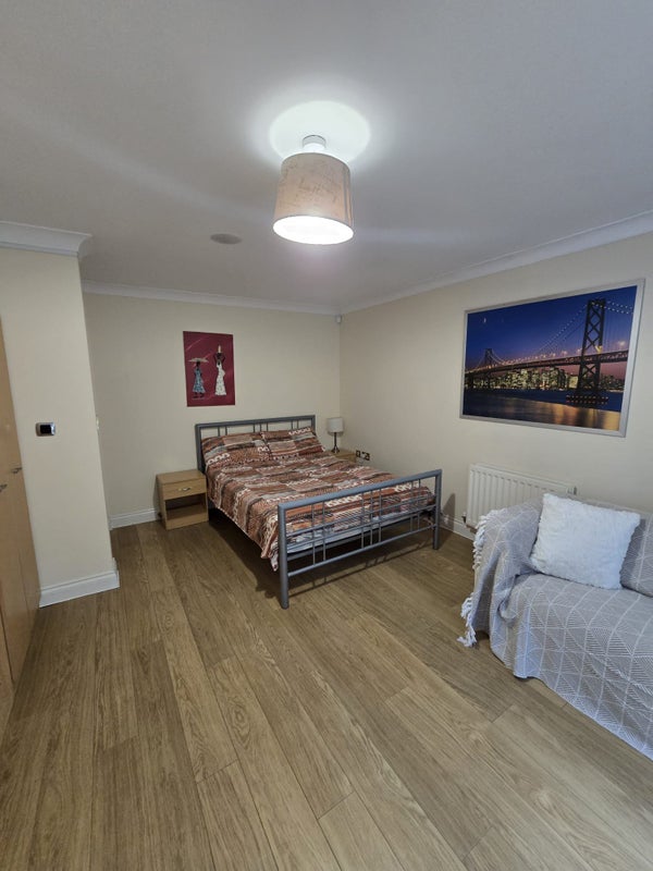 Photo 7: Room 6