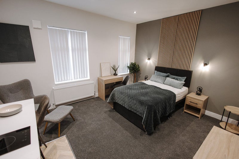 Photo 1: Room 4 - En suite & Kitchenette 