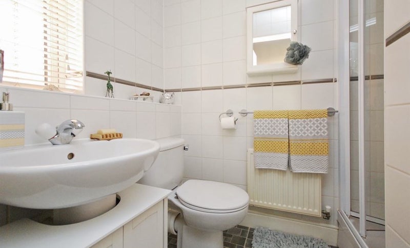 Photo 8: En suite double room