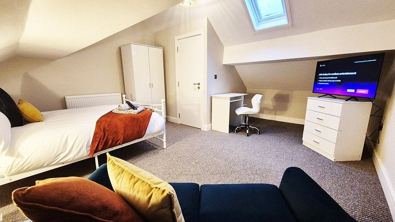 Photo 2: Room 5