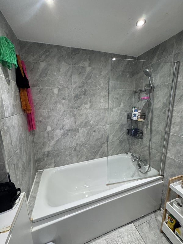 Photo 5: Upstairs bathroom 