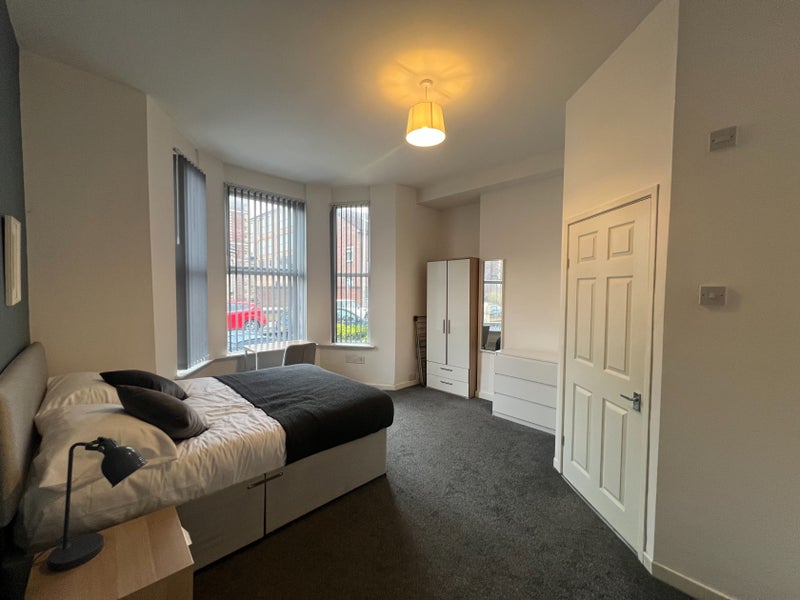 Photo 1: Bedroom 1 en-suite