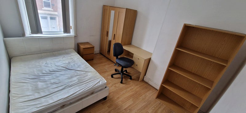 Photo 1: Room3 £450 - AVAILABLE 1ST OCTOBER