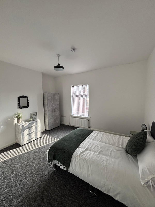 Photo 1: Large Double Bedroom 3
