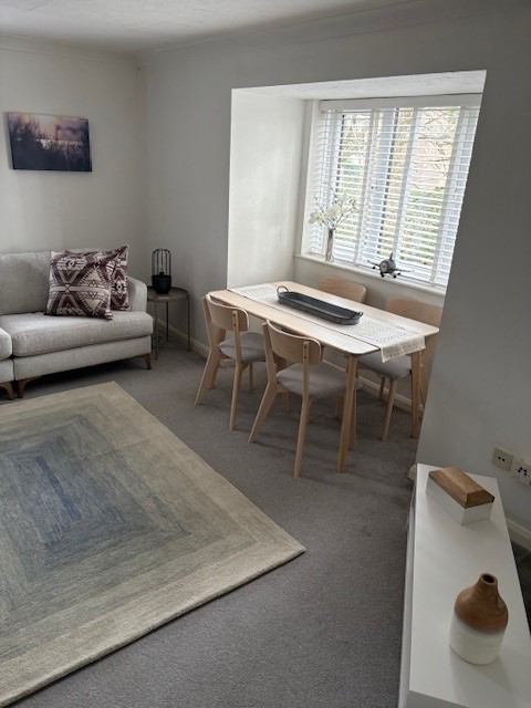 Photo 6: Dining area 