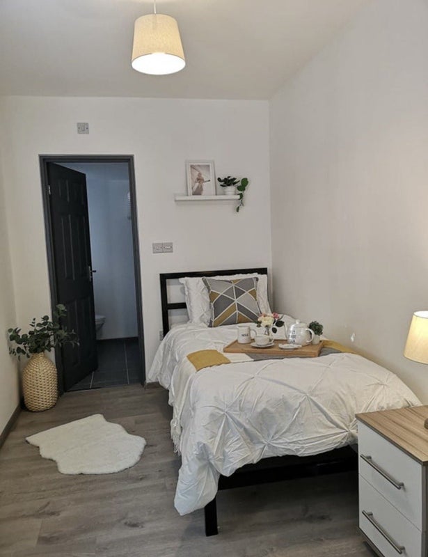 Photo 1: Ensuite room