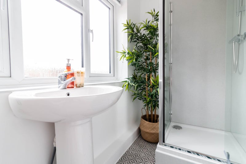 Photo 4: Good sized ensuite shower room