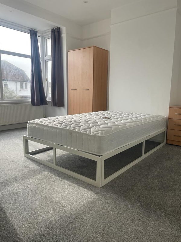 Photo 1: Room 4