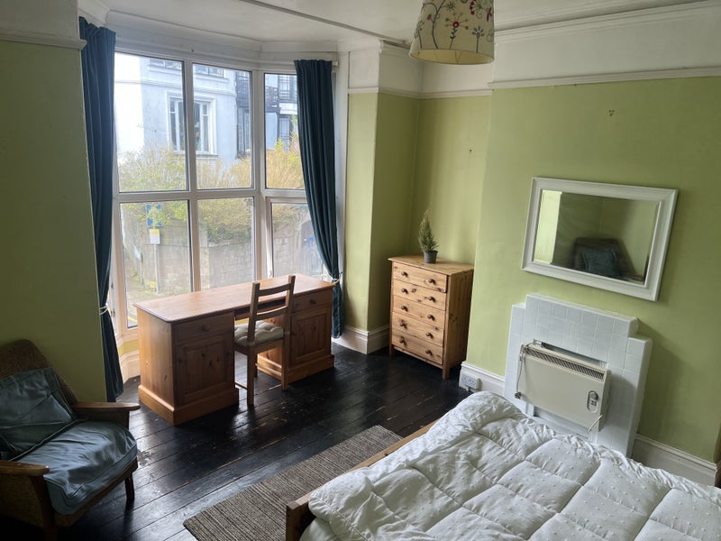 Photo 8: Room 3 (1 of 2 rooms available)