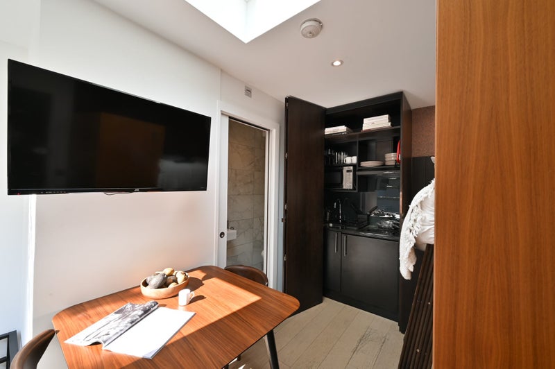 Photo 1: Studio
