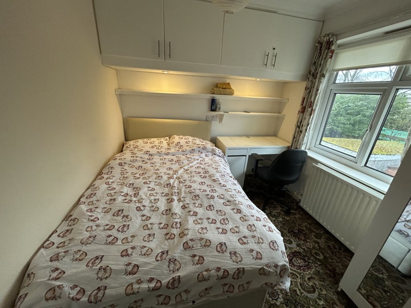 Photo 1: Quiet room over looking back garden 