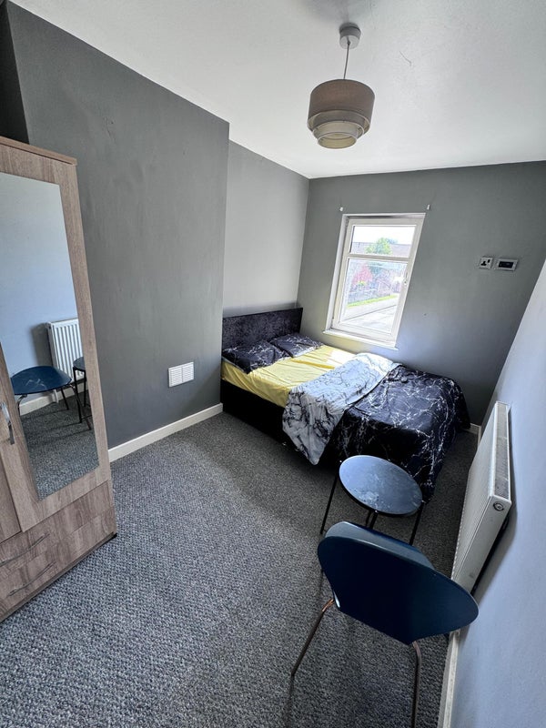 Photo 3: Bedroom (view 3)