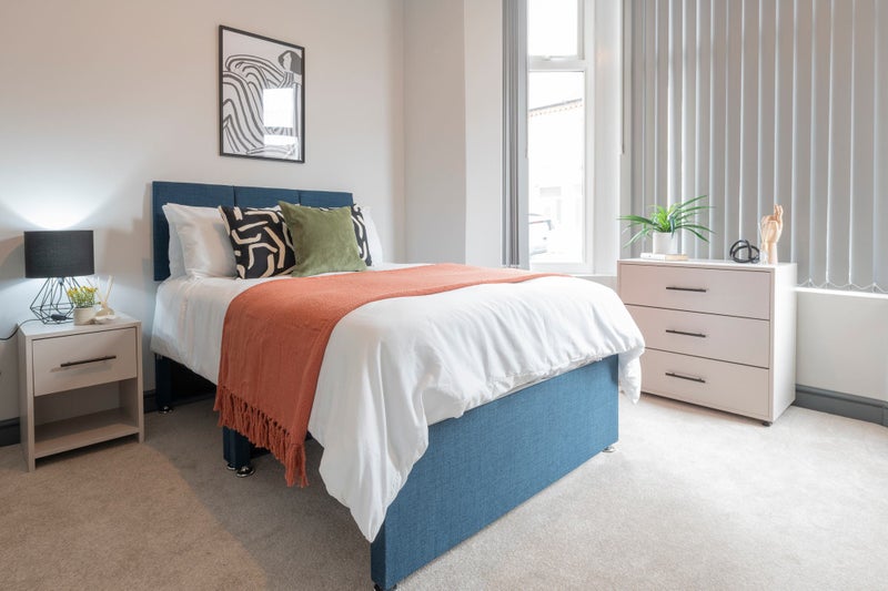 Photo 1: Room 1 - Available £450 pcm