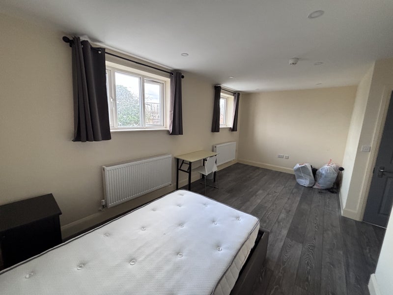 Photo 1: Room 4
