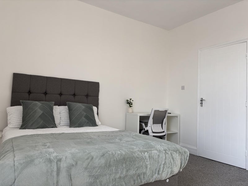 Photo 1: Room 4