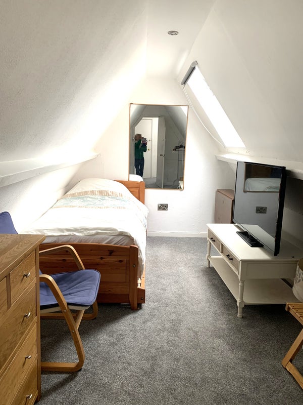 Photo 1: Bedroom front