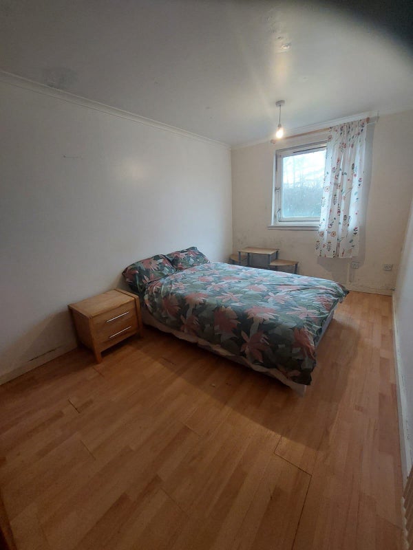 Photo 1: Spacious room to let 