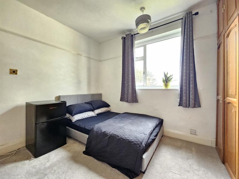 Photo 1: Room 1 - Taken