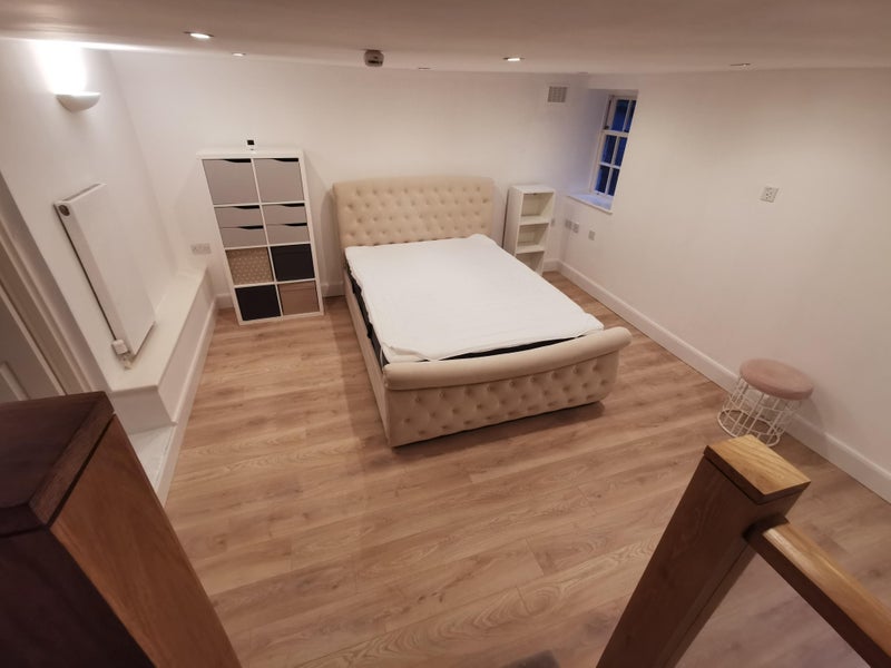 Photo 5: Room 1