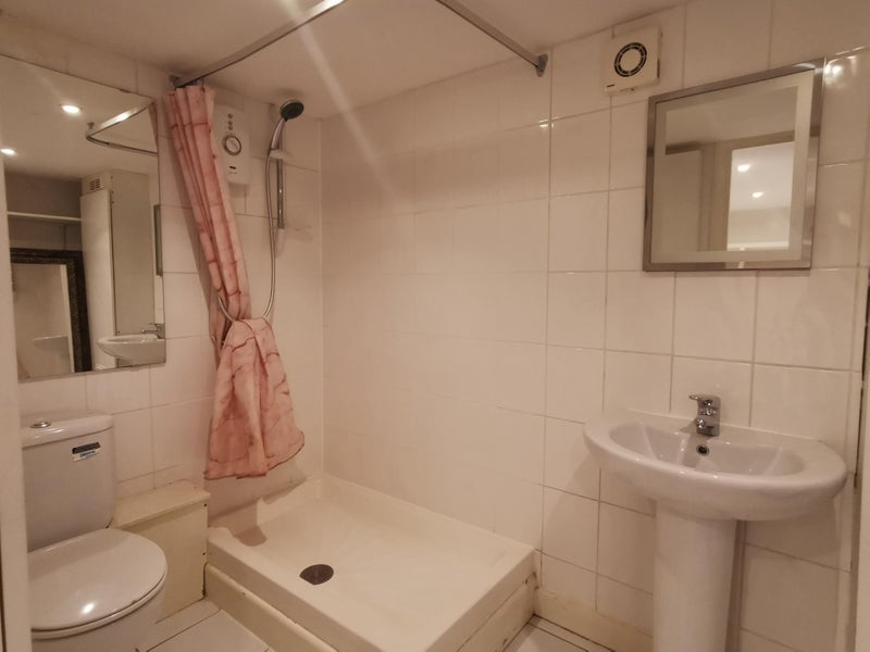 Photo 6: Room 1 - En suite 