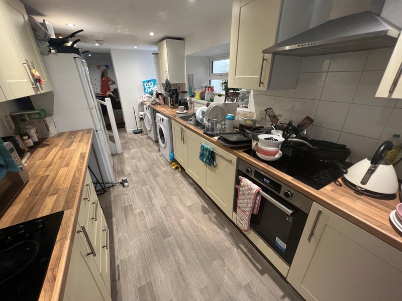 Photo 10: Kitchen 