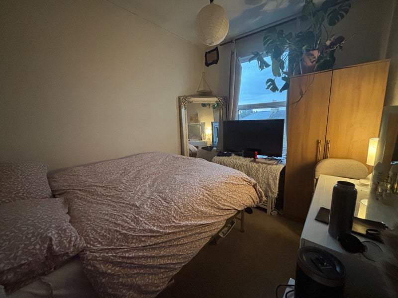 Photo 1: Double bedroom, comes with bed and wardrobe!