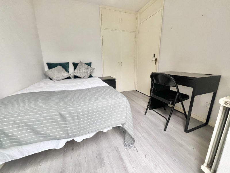 Photo 1: 865 per month