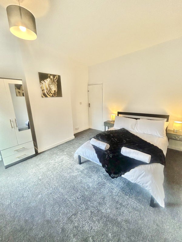Photo 1: Room 1