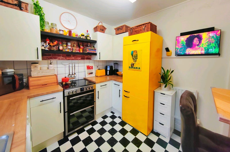 Photo 1: Kitchen with Cable TV and breakfast desk