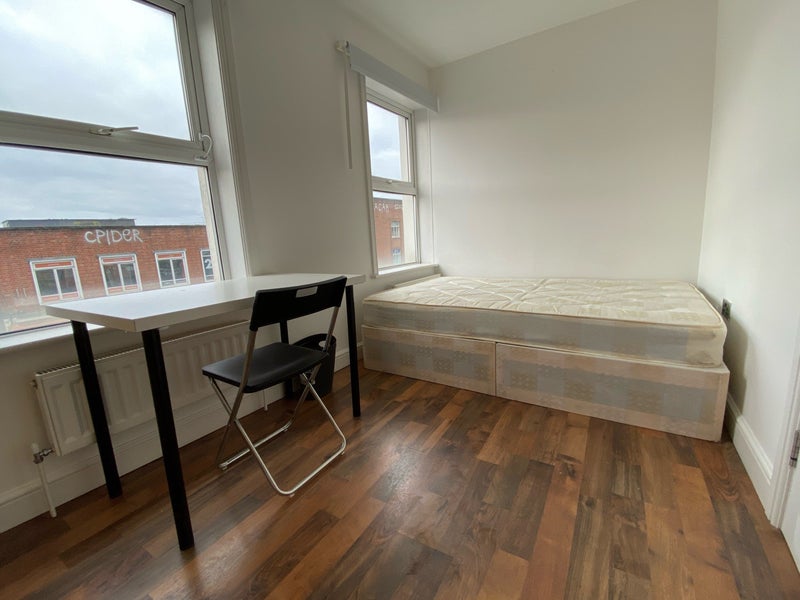 Photo 5: Room 2